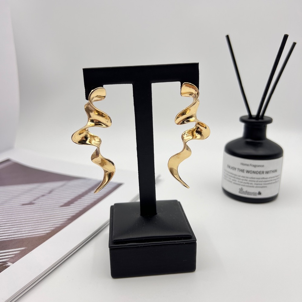 Elegant Gold Swirl Earrings